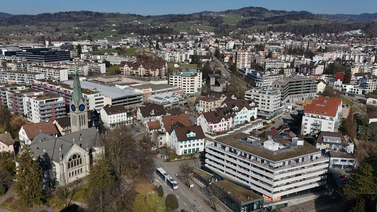 Die 80 Parkplätze im Oberland Märt sollten das Parkplatzproblem in Oberwetzikon lösen. Doch für das Verwaltungsgericht ist die Zahl nicht nachvollziehbar. Drohnenaufnahme von Oberwetzikon